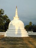 Auf dem Gelnde des Ruwanweli Stupa Tempels